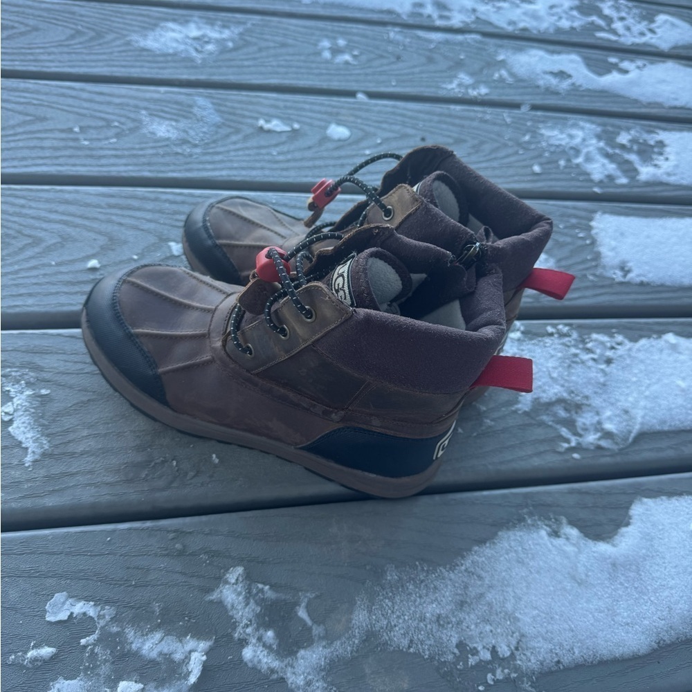 UGG Kids Winter Duck Insulated Brown Boots size 5